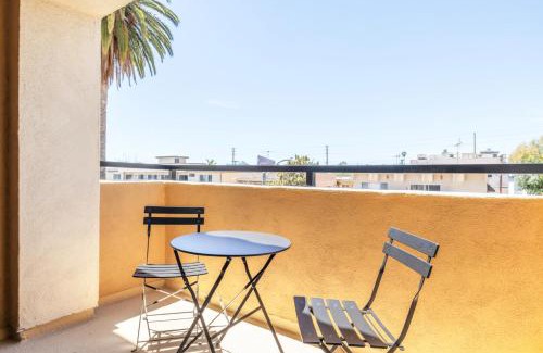 Beverly Grove Apartment | W Hollywood 2BR nr shops Beverly Center LAX-431