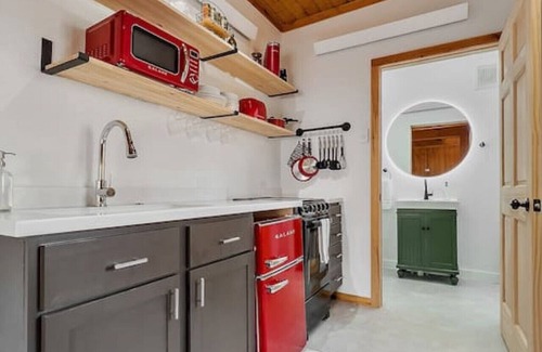 Rapid City House | W St. Louis · Guest Suite-Hot Tub-Close to Town