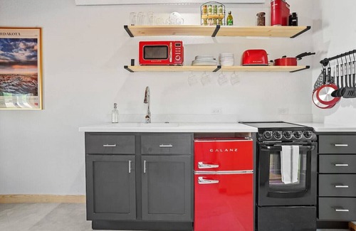 Rapid City House | W St. Louis · Guest Suite-Hot Tub-Close to Town