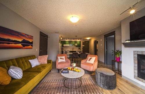 Cougar Creek Apartment | W216- heated parkade, BBQ, AC, FreeParking, Gym