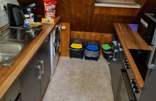 Hullhorst Apartment | W4, apartment with air conditioning, 2 bedrooms with 4 single beds.