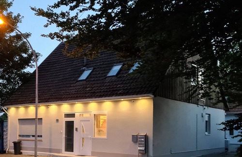 Hullhorst Apartment | W4, apartment with air conditioning, 2 bedrooms with 4 single beds.