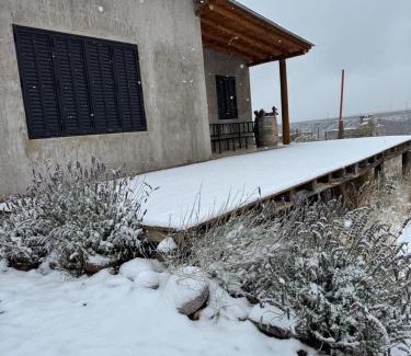Cacheuta House | Wabi sabi, casita de montaña con pileta