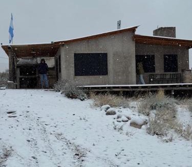 Cacheuta House | Wabi sabi, casita de montaña con pileta