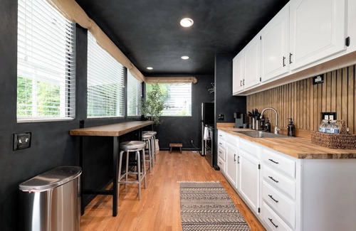 Riverside Apartment | Wabi-Sabi Inspired Studio w Bikes, Walk to River