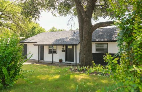 East Congress House | Wabi Sabi SoCo Retreat- Relax, Work and Soak in the Pool