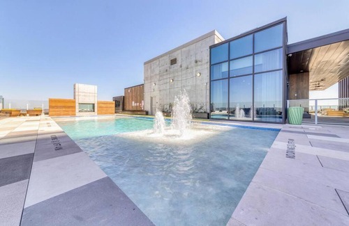 Rainey Street Historic District House | Waco at Natiivo - Downtown Austin - Rooftop Pool