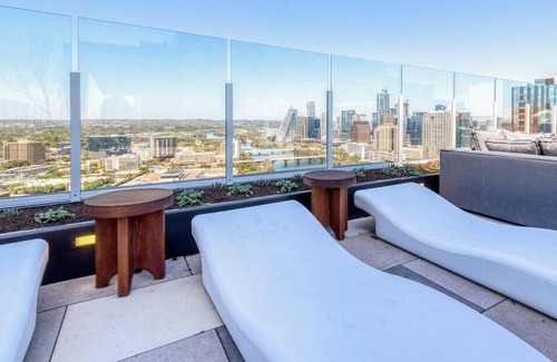 Rainey Street Historic District House | Waco at Natiivo - Downtown Austin - Rooftop Pool