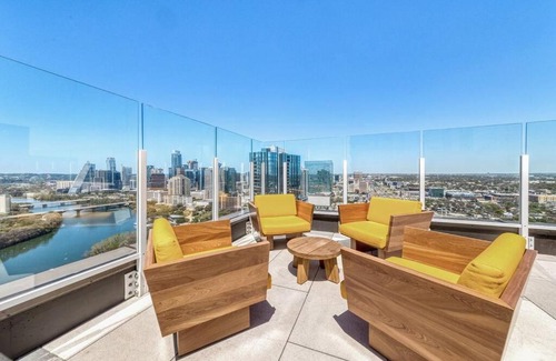 Rainey Street Historic District House | Waco at Natiivo - Downtown Austin - Rooftop Pool