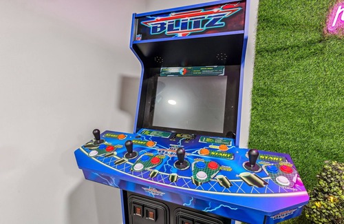 Cleveland House | Wade Manor: Game-room, Gym, Office and Fenced in Backyard