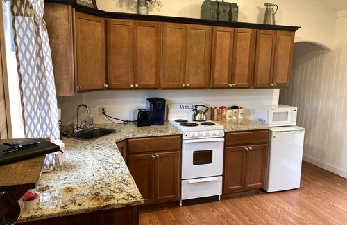 Waco Cottage | Wagon Wheel Cottage 10 Miles from Silos, Magnolia & Baylor