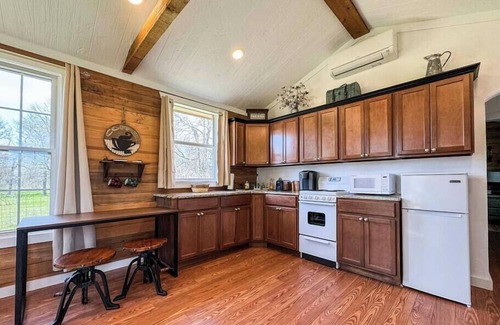Waco Apartment | Wagon Wheel Cottage Couples Getaway in the Country