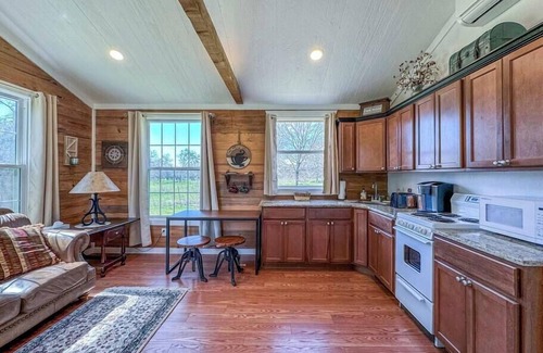 Waco Apartment | Wagon Wheel Cottage Couples Getaway in the Country