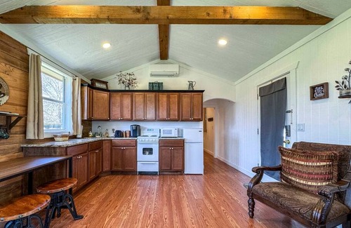 Waco Apartment | Wagon Wheel Cottage Couples Getaway in the Country