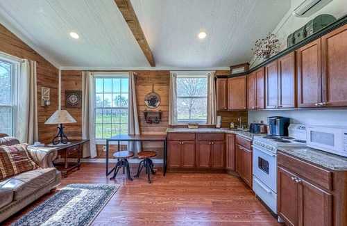 Waco Apartment | Wagon Wheel Cottage Couples Getaway in the Country