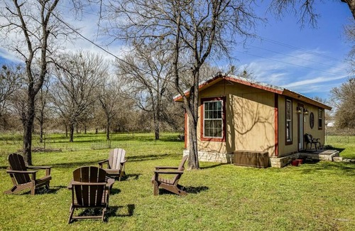 Waco Apartment | Wagon Wheel Cottage Couples Getaway in the Country