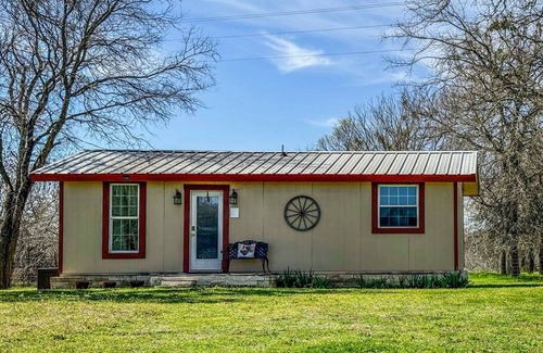 Waco Apartment | Wagon Wheel Cottage Couples Getaway in the Country