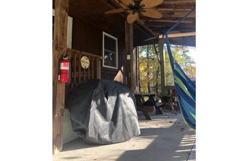Pipestem Cottage | Wagon Wheel Cottage:Pet Friendly Cabin at Pipestem