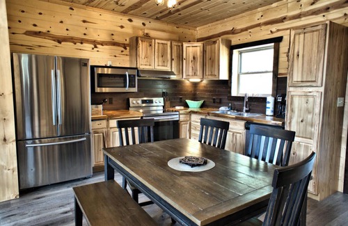 Gatlinburg - Pigeon Forge Resort | Wagon Wheel is a stunning log cabin located a short drive from Dollywood