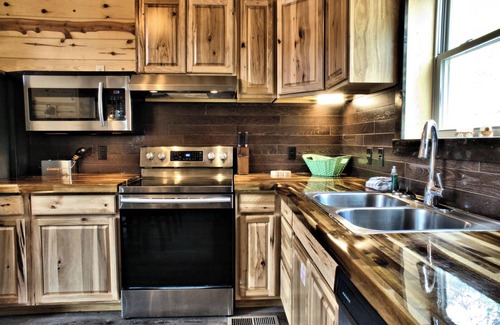 Gatlinburg - Pigeon Forge Resort | Wagon Wheel is a stunning log cabin located a short drive from Dollywood