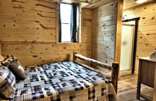 Gatlinburg - Pigeon Forge Resort | Wagon Wheel is a stunning log cabin located a short drive from Dollywood