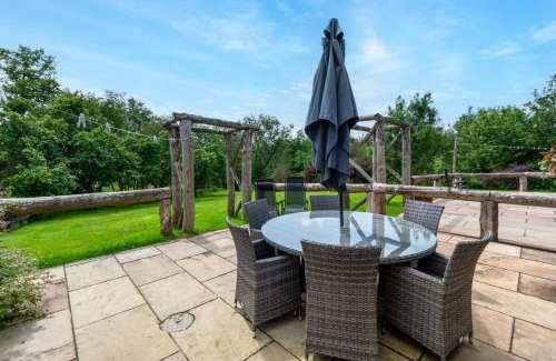 Fence House | Wagtail Cottage