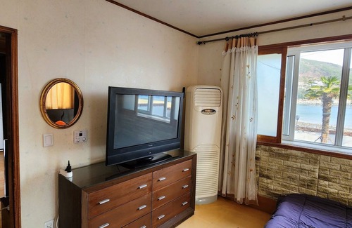 Irun-myeon House | Wahyeon Beach House: Right on the beach! Great views and perfect for groups.