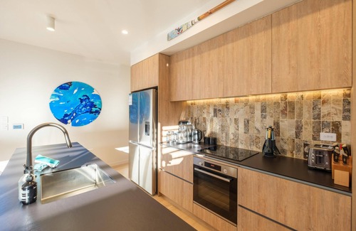 Onetangi House | Waiata Beach House - Onetangi - Waiata Beach House is a newly built luxury holiday home just a moments stroll from the golden sands and sparkling waters of Onetangi Beach. With three bedrooms and a luxury family bathroom, this is the perfect house fo