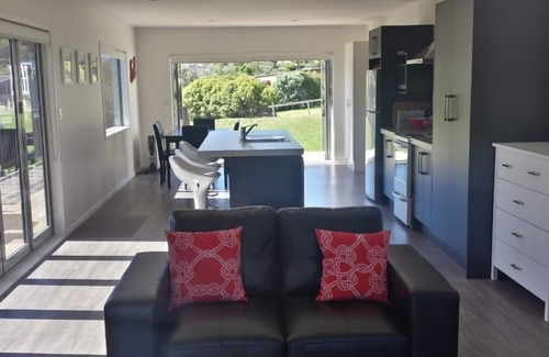 Surfdale House | Waiheke Holiday Haven