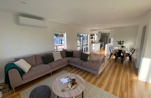 Waikanae House | Waikanae Beach Abode: Memories, Family & Relaxation