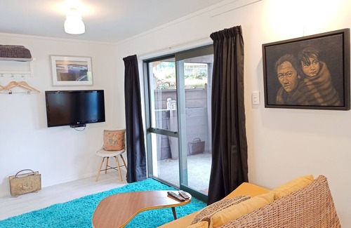 Waikawa Apartment | Waikawa Landing studio apartment in Picton, gateway to the Marlbourough Sounds