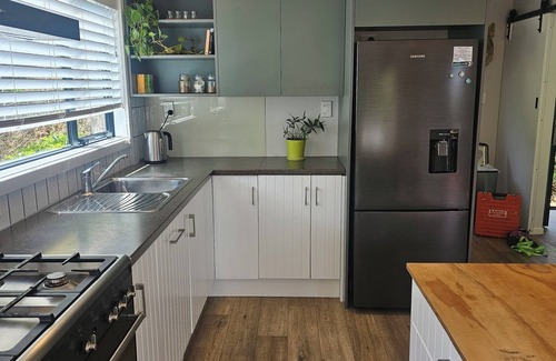 Kereta House | Waikawau Retreat. Private home, overlooking the sea, covered deck to entertain.
