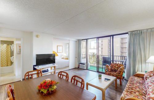 Waikiki Apartment | Waikiki Banyan #908