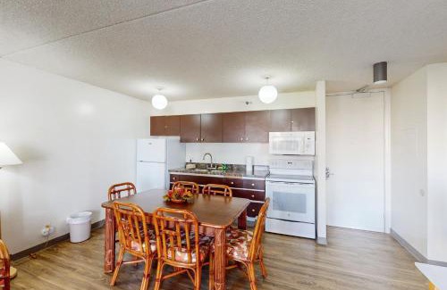 Waikiki Apartment | Waikiki Banyan #908