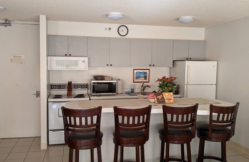 Waikiki Hotel | Waikiki Banyan - Diamond Head/Ocean View, Walk to Beach. Under new mgmt.