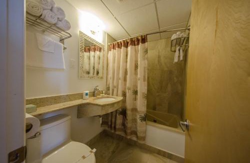 Wildwood Crest Hotel | Waikiki Oceanfront Inn