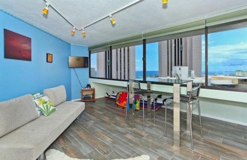 Waikiki Apartment | Waikiki Studio Steps to Beach-Mall Free Parking-WiFi