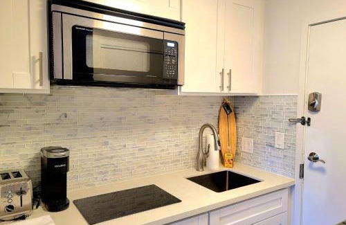 Waikiki Apartment | Waikiki Studio Steps to Beach-Mall Free Parking-WiFi
