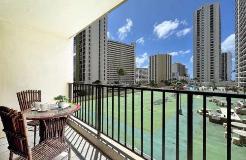 Waikiki Apartment | Waikiki Tropical Getaway with Pool and Free Parking!