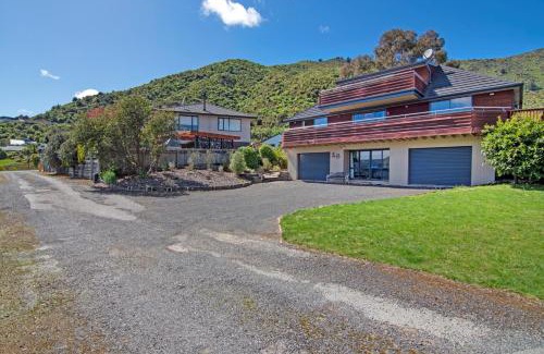 Waikawa Bay House | Waimarama Hideaway - Waikawa Holiday Home