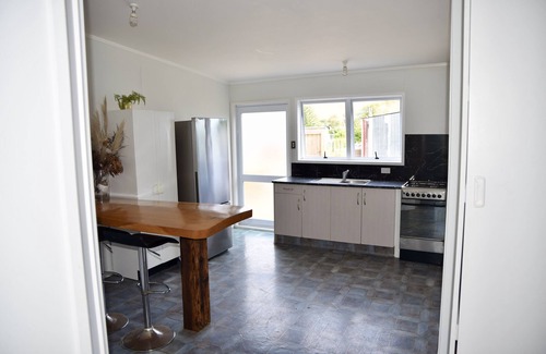 Gisborne House | WAINUI GARDEN HIDEAWAY a little gem in a garden paradise