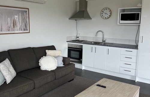 Waipu Cove House | Waipu Cove Beach Stay - 5 mins walk to the beach.