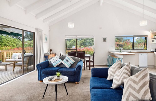 Waitahanui House | Waitahanui Lake House - Lake Taupo Holiday Home