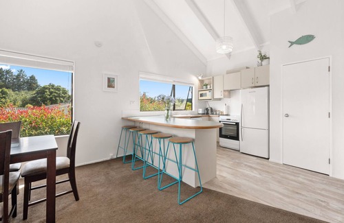 Waitahanui House | Waitahanui Lake House - Lake Taupo Holiday Home