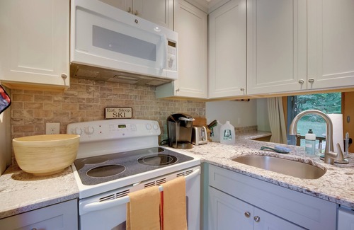 Waitsfield Condo | Waitsfield Condo w/Pool & On-Site Trail Access!