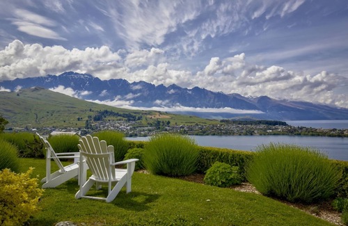 Queenstown House | Wakatipu Gem Lakehouse Charm, Hot Tub, Panorama Views, Short Walk to Town