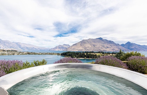 Queenstown House | Wakatipu Gem Lakehouse Charm, Hot Tub, Panorama Views, Short Walk to Town