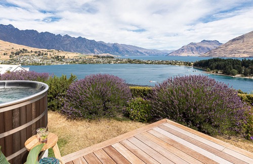 Queenstown House | Wakatipu Gem Lakehouse Charm, Hot Tub, Panorama Views, Short Walk to Town