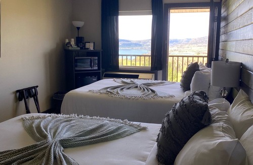 Davenport Resort | Wake to the best view on the lake!