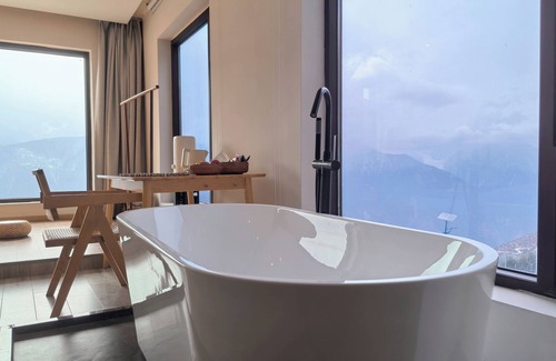 Deqen County Hotel | Wake UP IN SNOW MOUNTAIN